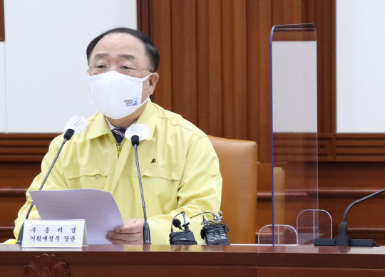 홍남기 경제부총리 겸 기획재정부 장관이 28일 정부서울청사에서 열린 제36차 비상경제 중앙대책본부 회의를 주재하고 있다.   연합뉴스